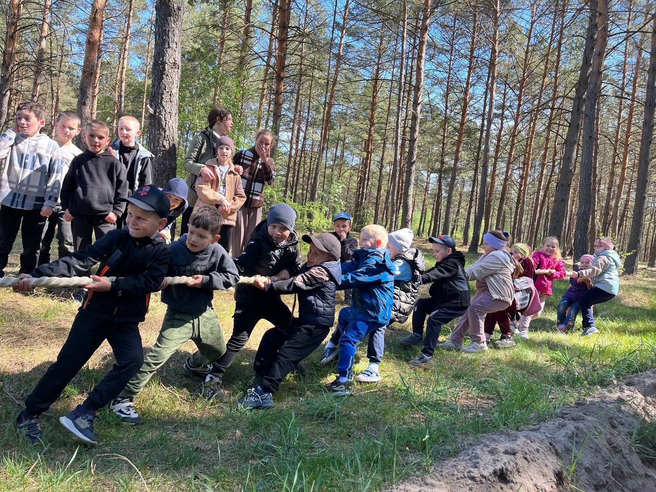 Фото до матеріалу: День здоров'я у Красновільському ліцеї: школярі збирають гроші та грають у естафети