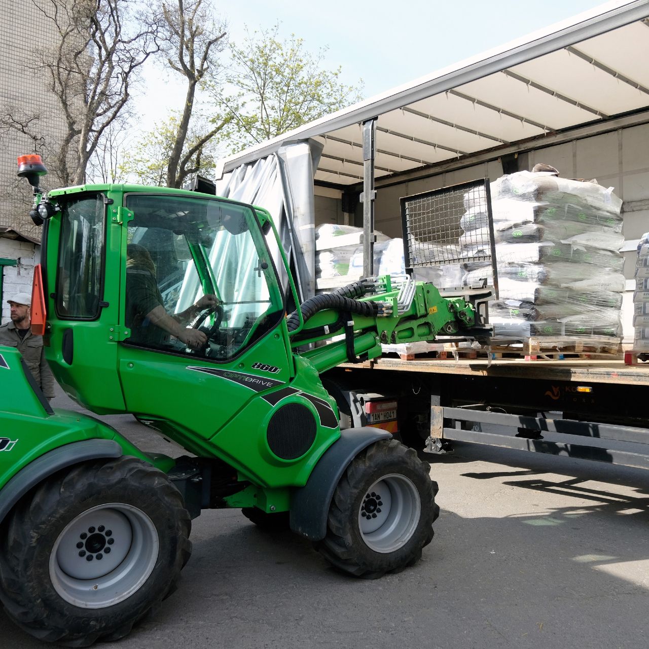 Фото до матеріалу: Київський зоопарк отримав 15 тонн кормів від колег з Праги