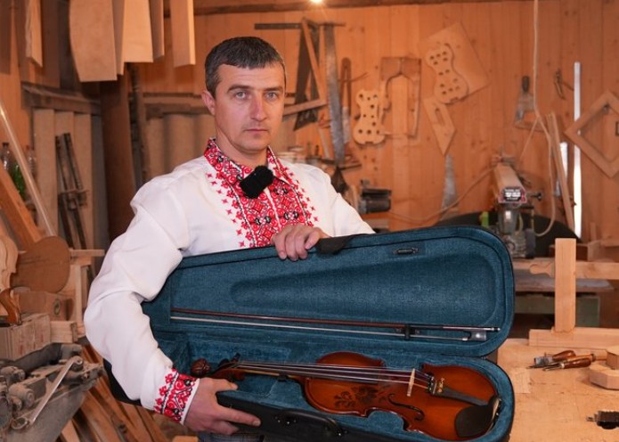 Фото до матеріалу: Скрипковий майстер Василя Шолопака з Ясеня: від лісника до творця