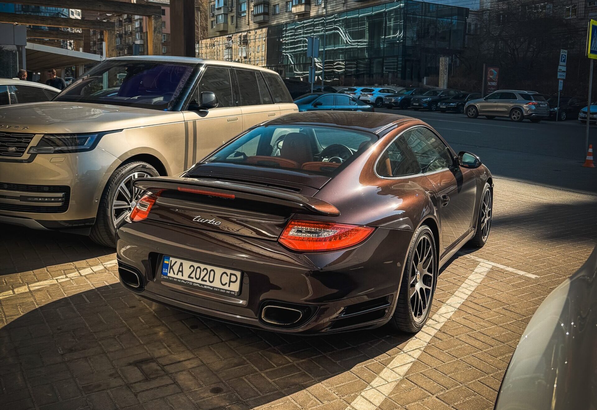 Фото до матеріалу: У Києві з'явився рідкісний Porsche 911 Turbo 997.2: один із 3301 екземплярів