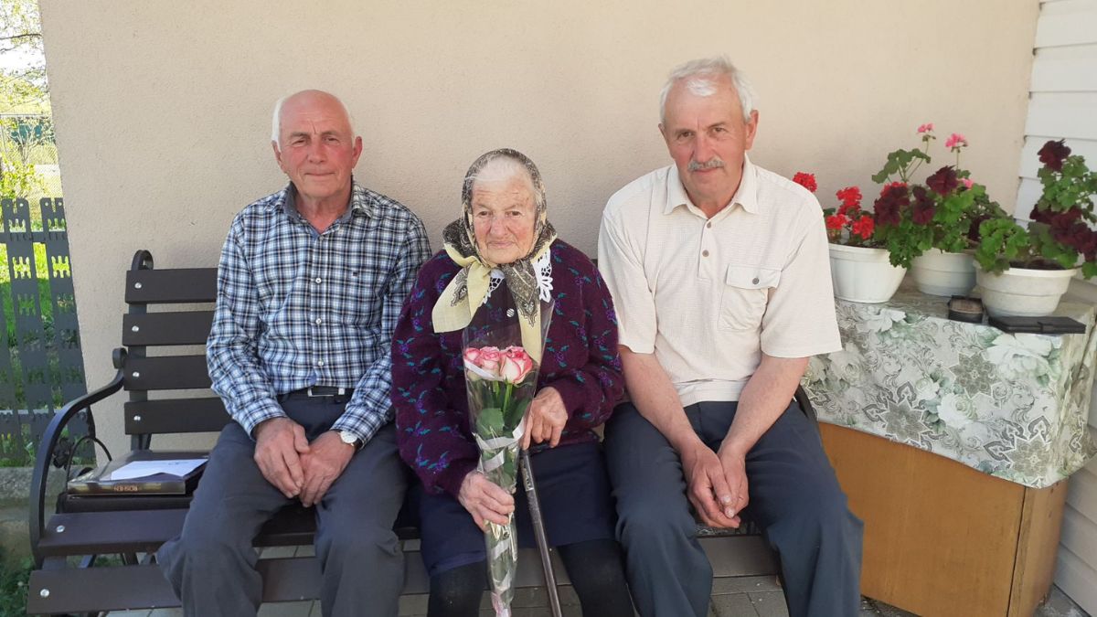 Фото до матеріалу: 95-річний ювілей жительки Креховичів: привітання від влади та родини