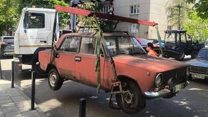 Фото до матеріалу: У Львові з вулиць забрали ще п'ять покинутих автівок