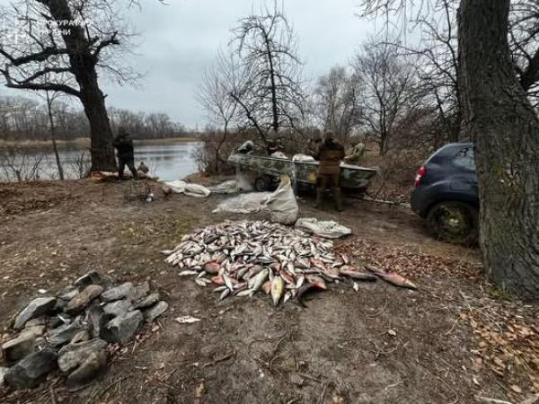 Фото до матеріалу: Рецидивіст на Кіровоградщині вивів з водосховища риби на 2,5 мільйони гривень