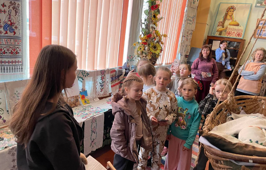 Фото до матеріалу: Жива історія в Великомежиріччі: школярі провели театралізовані екскурсії в музеї «Берегиня»