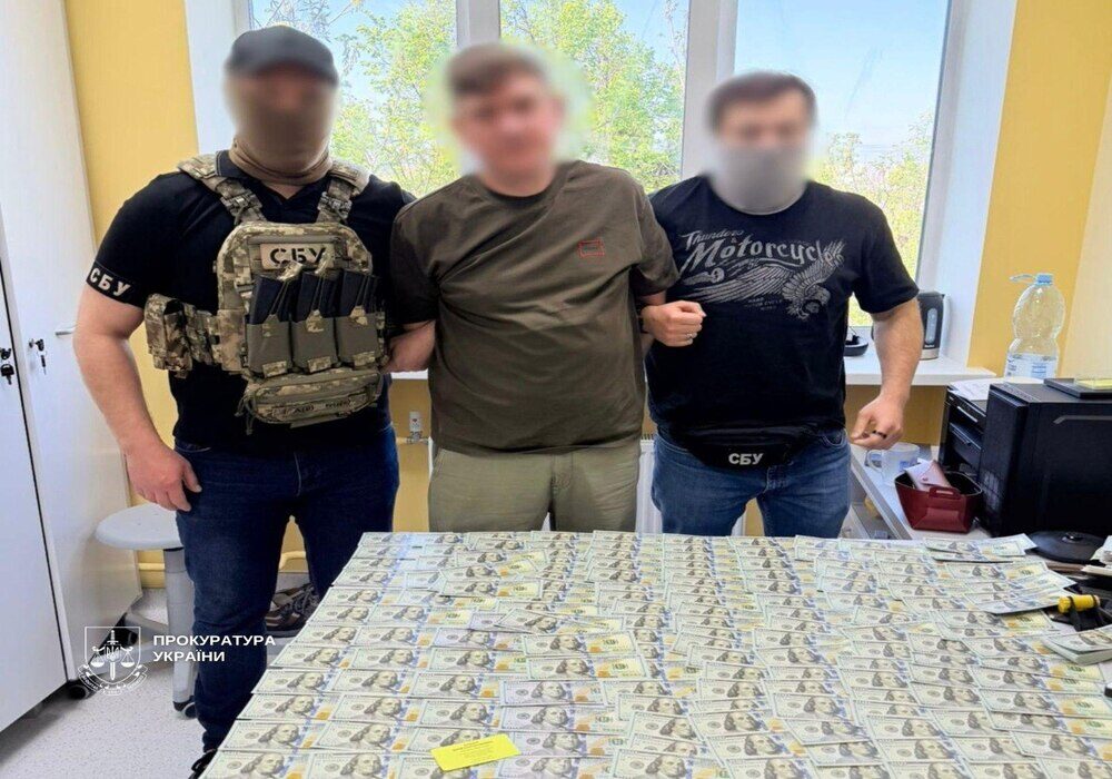 Фото до матеріалу: Київська жінка намагалася вивезти листівки з Гітлером до Німеччини