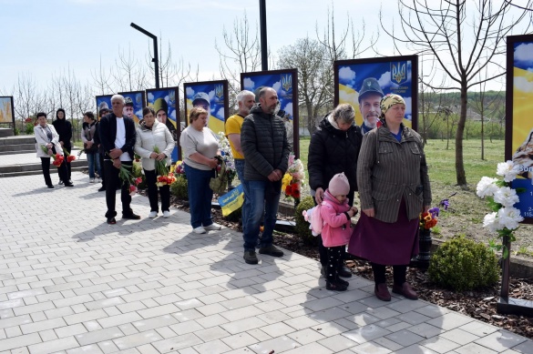Фото до матеріалу: На Уманщині увічнили пам'ять полеглих героїв та вшанували зниклого захисника