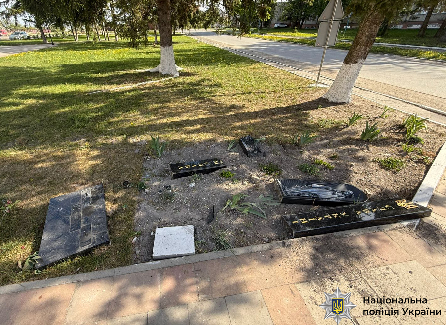 Фото до матеріалу: Водій BMW в'їхав у меморіал Героям Небесної Сотні на Львівщині та втік: поліція затримала порушника