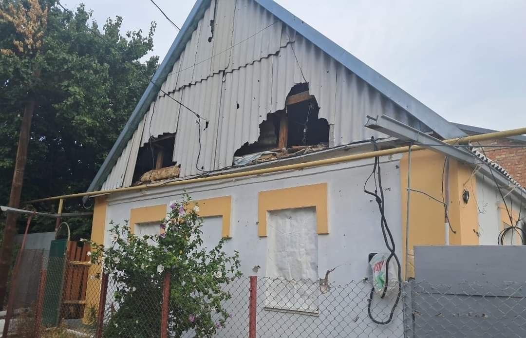 Фото до матеріалу: На Нікопольщині внаслідок обстрілів постраждала жінка, пошкоджено будинки та лінії електропередач