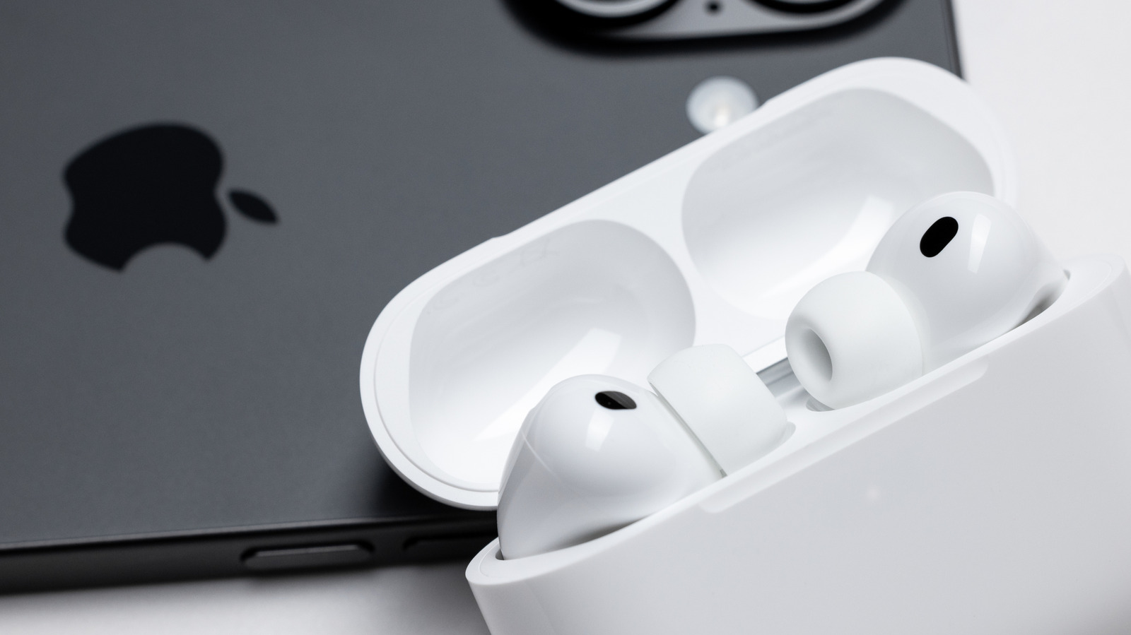Фото до матеріалу: Сповіщення про чужі AirPods: чи це стеження і як вимкнути функцію