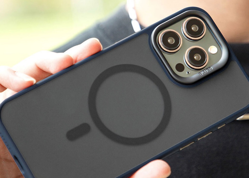 Фото до матеріалу: MagSafe-чохли для iPhone 15: коли варто доплачувати за магніти, а коли вистачить звичайного кейса