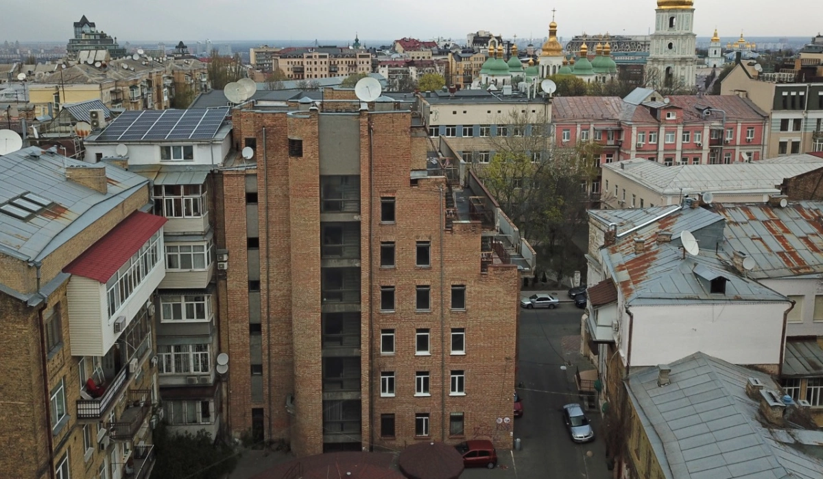 Фото до матеріалу: Унікальну будівлю 80-х на Рейтарській перетворять на креативний хаб з видом на Софію
