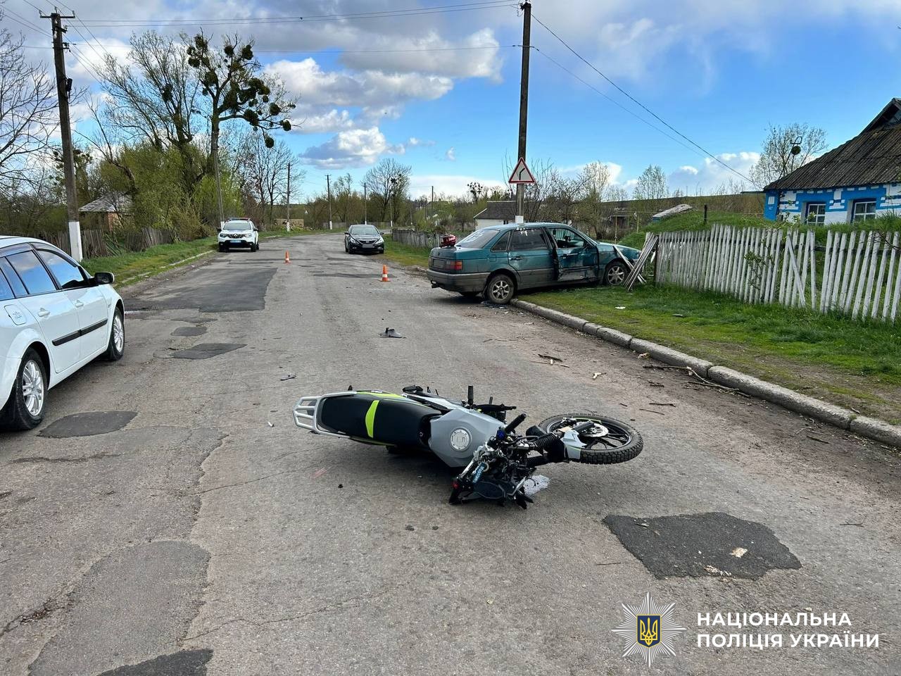 Фото до матеріалу: П'яний водій збив мотоцикліста та врізався у паркан у селі Гопчиця: поліція затримала 20-річного порушника