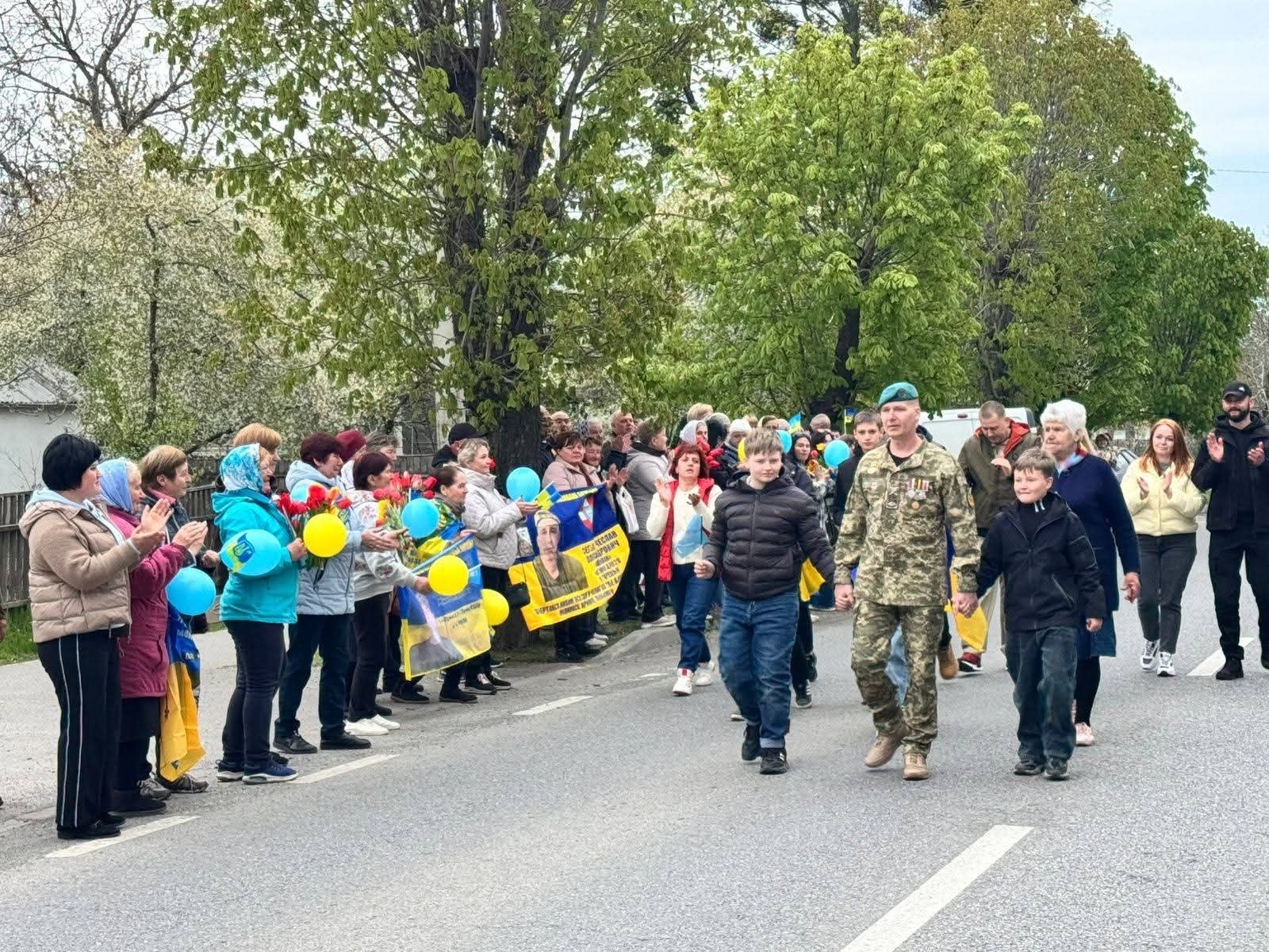 Фото до матеріалу: Руслан Басовський повернувся з полону: у Брацлавській громаді урочисто зустріли захисника України