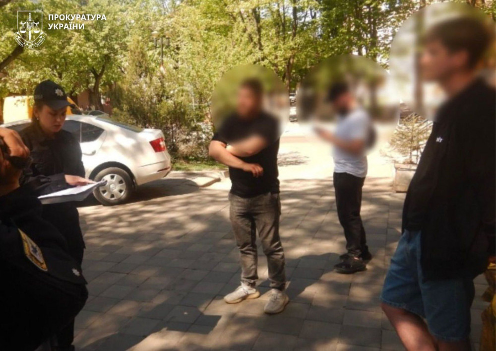 Фото до матеріалу: У Франківську затримали шістьох молодих людей за спробу купити понад два кілограми кратому