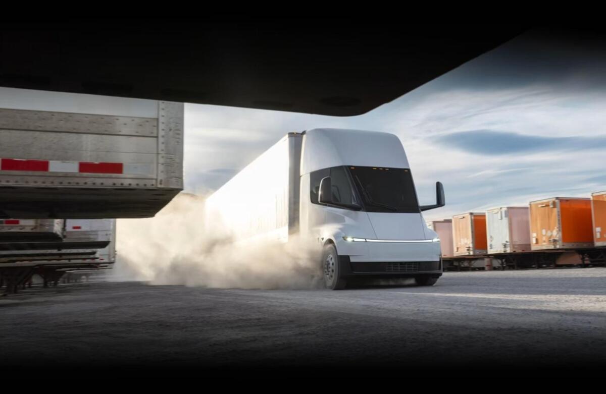 Фото до матеріалу: 800 км на одному заряді: що вміє новий Tesla Semi – Авто