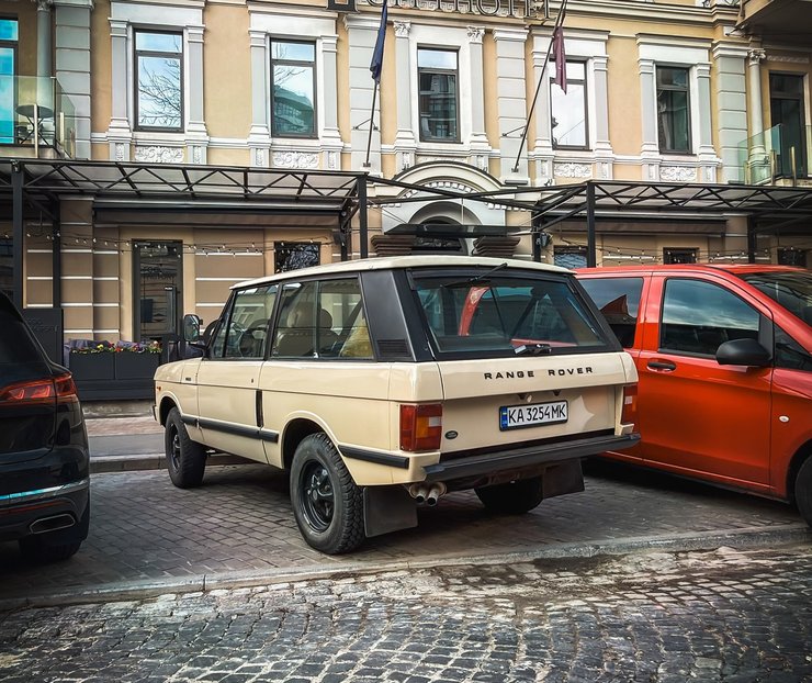 Фото до матеріалу: Британська класика: у Києві помітили рідкісний розкішний позашляховик 80-х (фото)