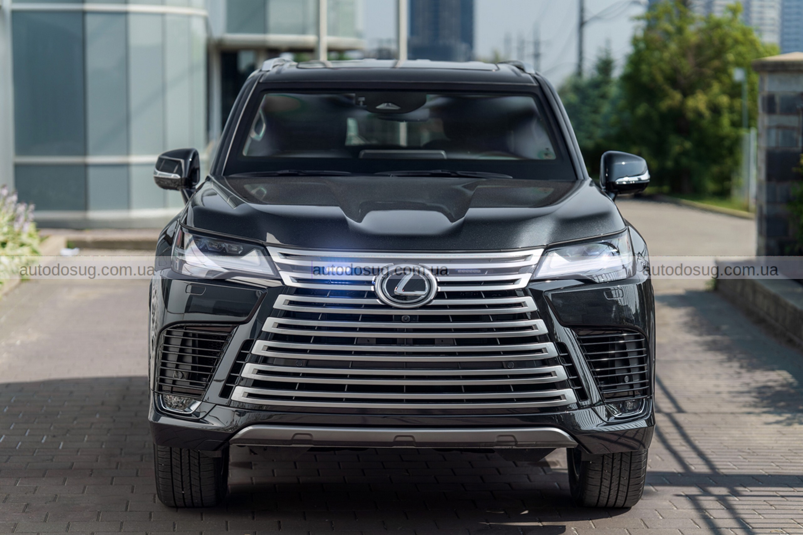 Фото до матеріалу: Броньований Lexus LX 700 витримує кулі й гранати