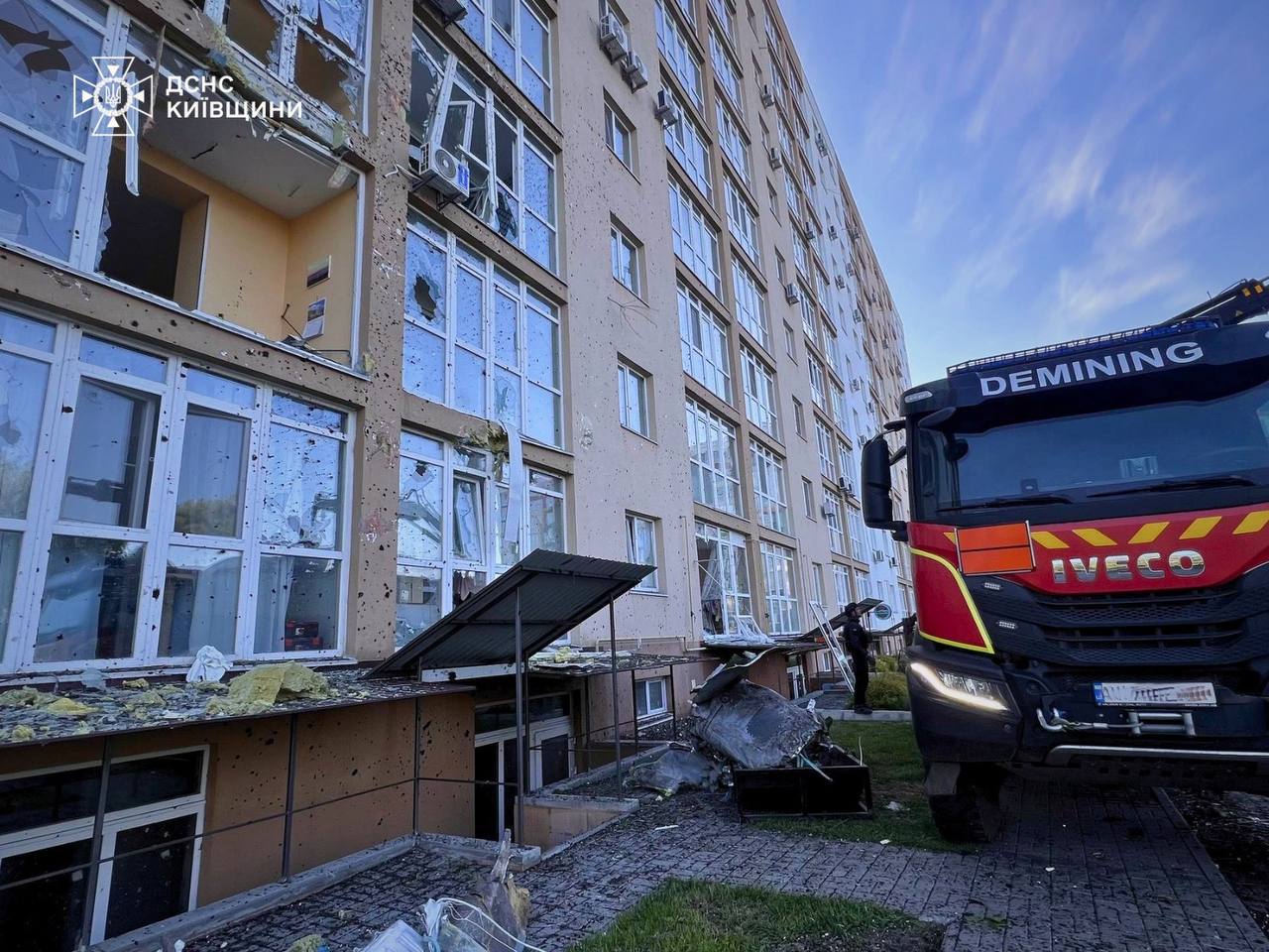 Фото до матеріалу: У Чабанах застрягла частина російської ракети: рятувальники вилучили небезпечний предмет