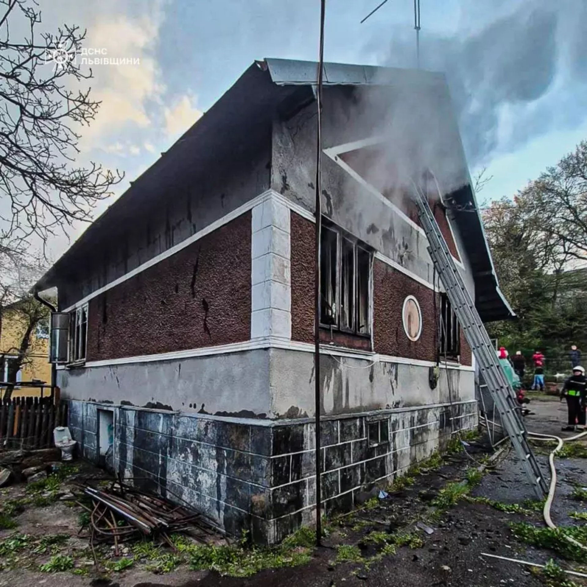 Фото до матеріалу: Біля Львова під час пожежі у житловому будинку загинули двоє чоловіків (ФОТО)