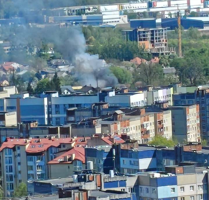 Фото до матеріалу: У Львові на Сихові загорілося: рятувальники вже на місці