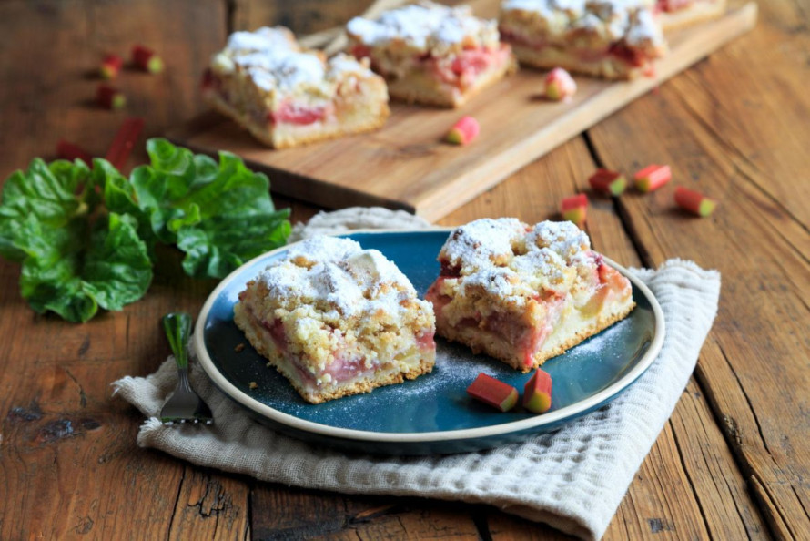 Фото до матеріалу: Пиріг з ревеню без замішування тіста: швидкий рецепт для весняного столу