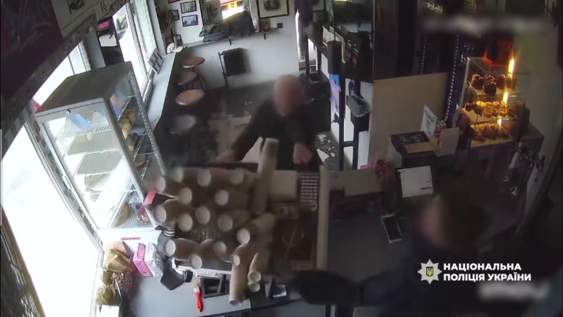 Фото до матеріалу: У Києві чоловік розтрощив обладнання кав'ярні та травмував баристу
