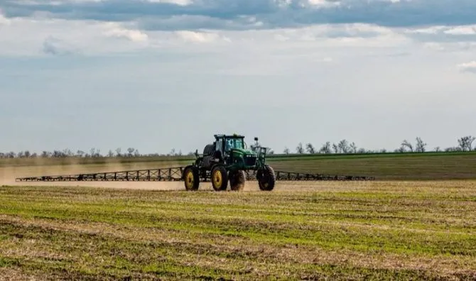 Фото до матеріалу: Ефективний захист льону: як Tekom Agro Group допомагає аграріям зберегти врожай