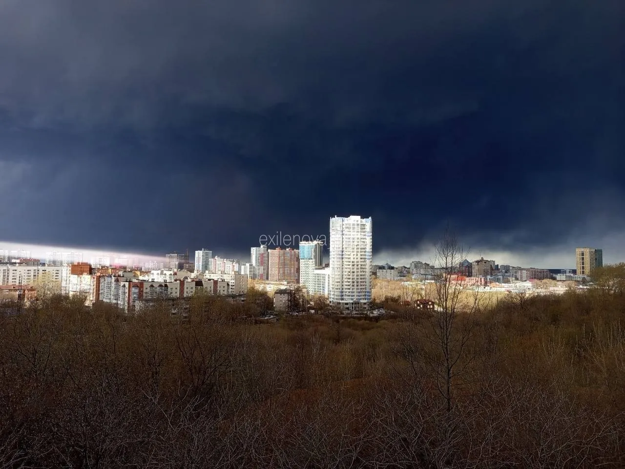 Фото до матеріалу: Чорний дим піднімається в небо: в Пермському краї бідкаються на атаку дронів