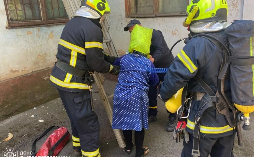 Фото до матеріалу: Криворізька пожежа: рятувальники врятували 8 жителів та ліквідували вогонь у квартирі
