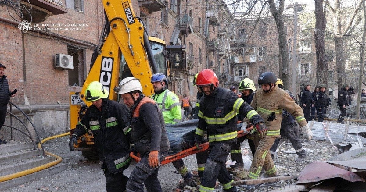 Фото до матеріалу: Розбите скло, шок, тяжкопоранені і загиблі: Росія масовано атакувала обласний центр України