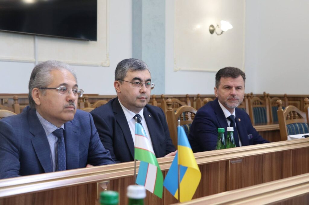 Фото до матеріалу: Посол Узбекистану Алішер Курманов відвідав Івано-Франківщину: обговорили бізнес та гуманітарну допомогу