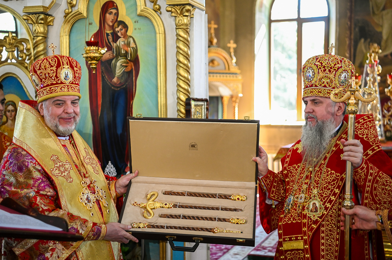 Фото до матеріалу: Митрополит Єпіфаній нагородив митрополита Симеона з нагоди 30-ліття служіння у Хмельницькому
