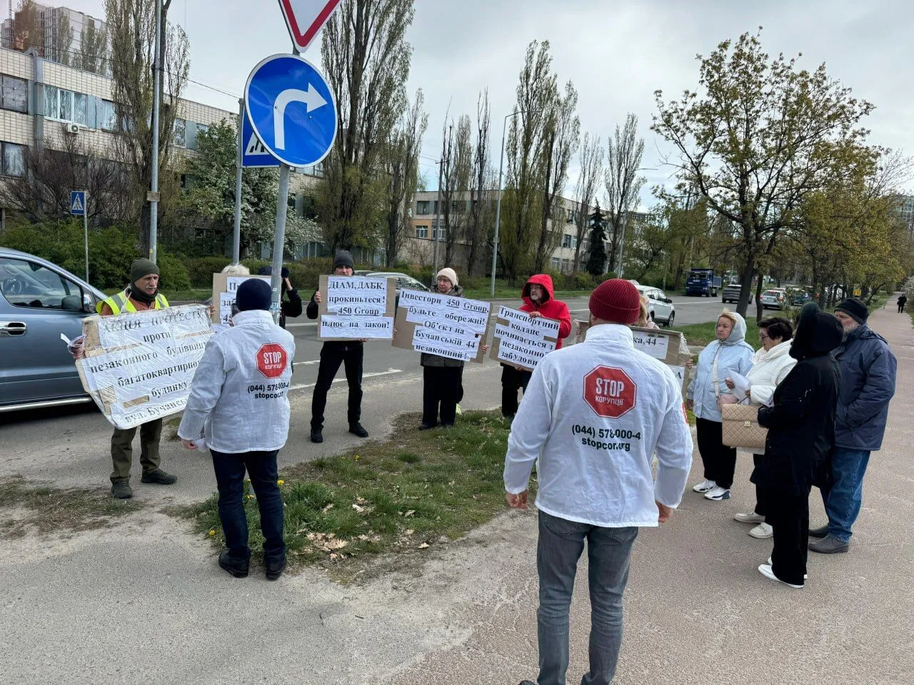 Фото до матеріалу: Мешканці Святошина перекрили дорогу забудовнику «450 Груп»: будівництво на городі триває без дозволів