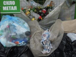 Фото до матеріалу: Шацьк: комунальники тимчасово прибрали контейнери для сортування сміття