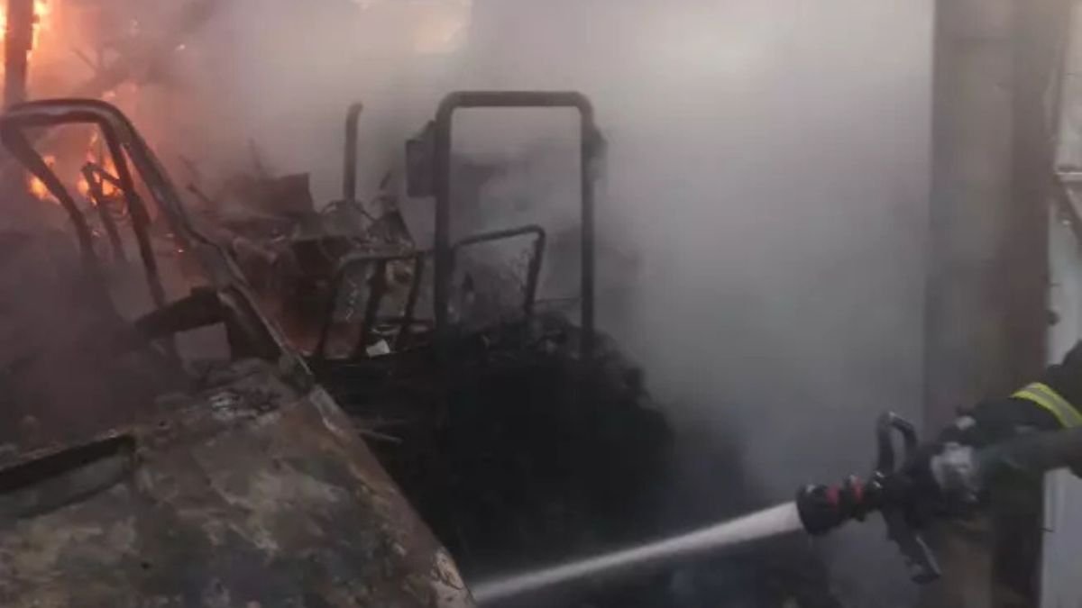 Фото до матеріалу: У Косівському районі пожежа: знищено автомобіль та частину будинку