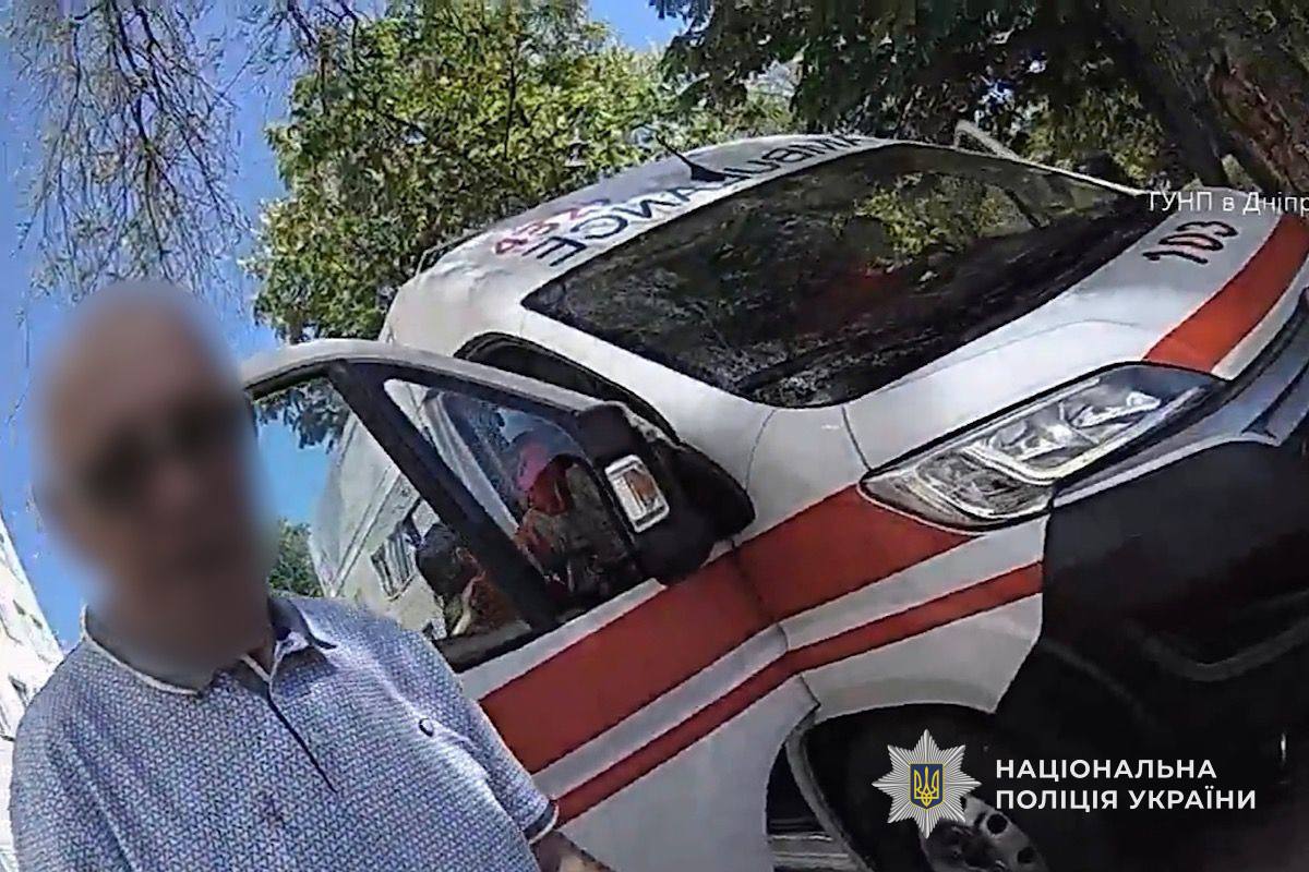Фото до матеріалу: Ворог цілеспрямовано атакував дронів автомобіль з людьми з інвалідністю на Нікопольщині
