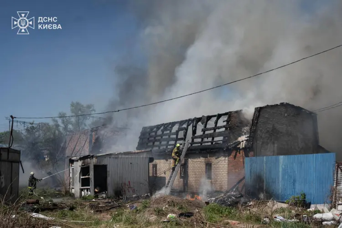 Фото до матеріалу: На Куренівці вогонь з трав'яного настилу перекинувся на будівлю: постраждалих немає