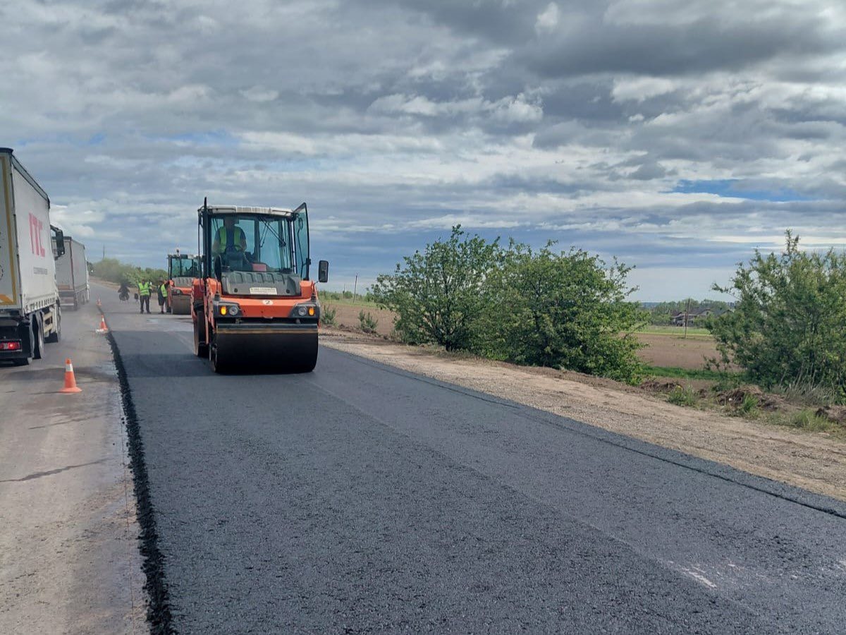 Фото до матеріалу: Ремонтні роботи на автошляхах Прикарпаття: відновлення дорожнього покриття великими картами