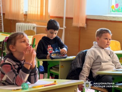 Фото до матеріалу: Поліцейський навчив учнів Новобузького району, як поводитися з незнайомцями