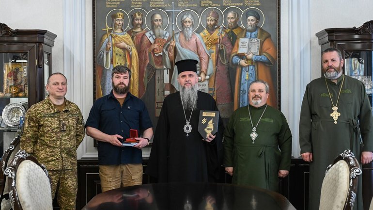 Фото до матеріалу: Митрополит Епіфаній зустрівся з командирами «Азову»: молилися за полонених