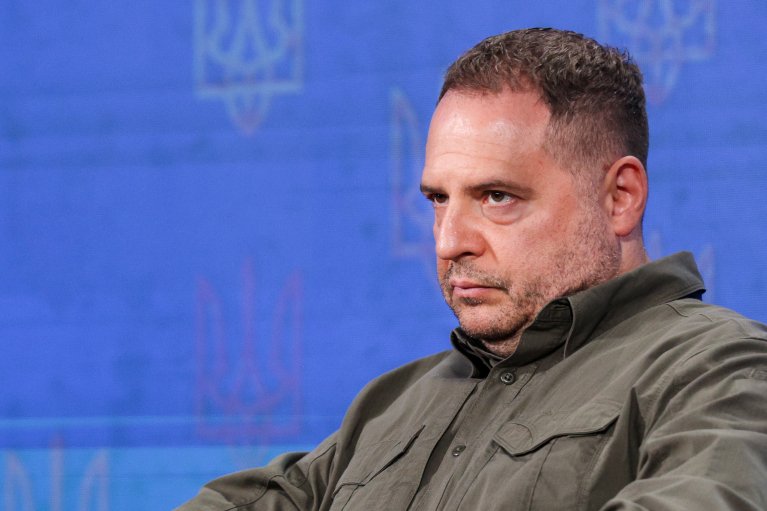 Фото до матеріалу: Піл-пак схема: як Міністерство оборони перетворило аптечку бійця на інструмент монополізації