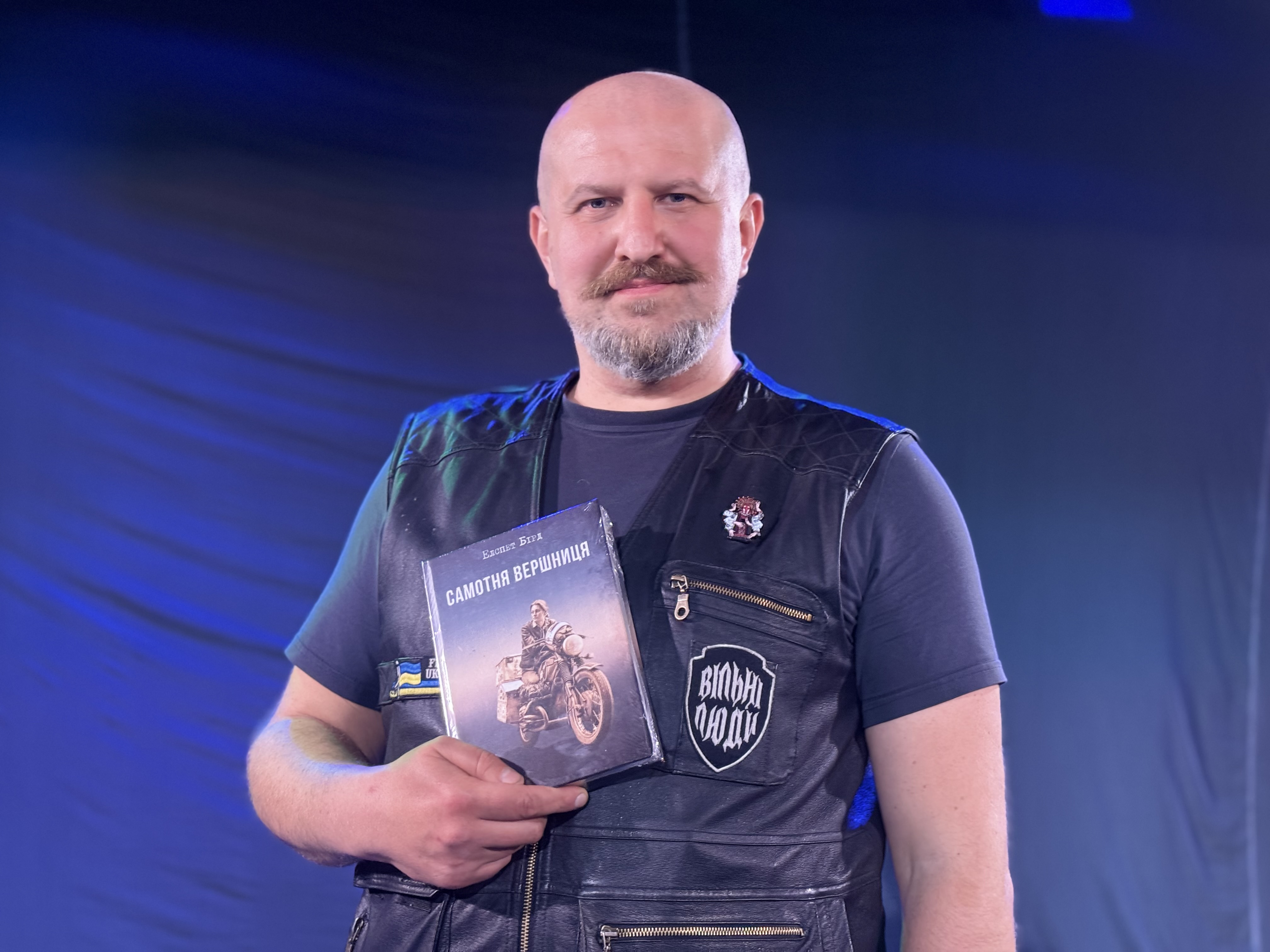 Фото до матеріалу: У Франківську презентували книгу «Самотня вершниця» про першу жінку, яка об'їхала світ на мотоциклі