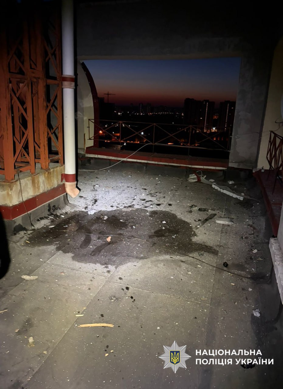 Фото до матеріалу: У Києві через падіння уламків дрона сталася пожежа в 16-поверхівці