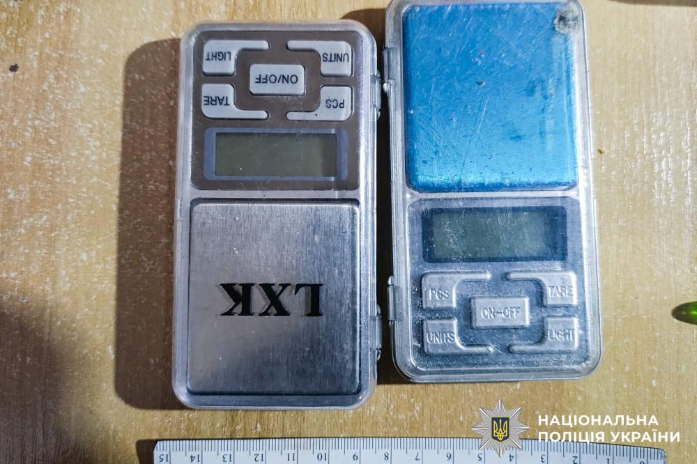 Фото до матеріалу: У Костополі поліцейські затримали наркоторговця, який розповсюджував наркотики через інтернет-чати
