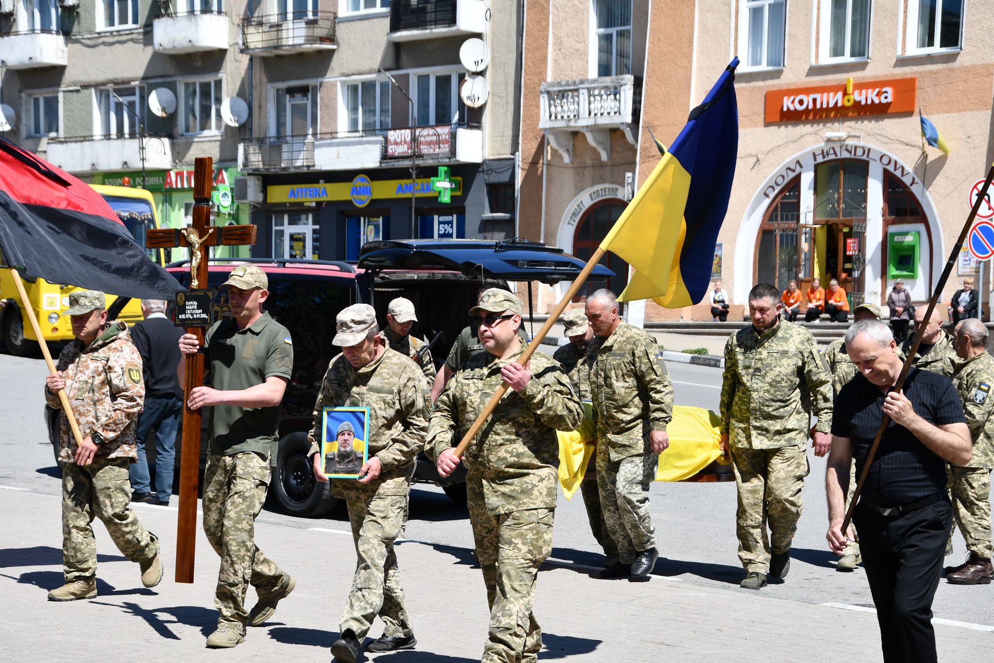 Фото до матеріалу: Полеглого захисника Андрія Каменя зустріли на Рогатинщині у День матері