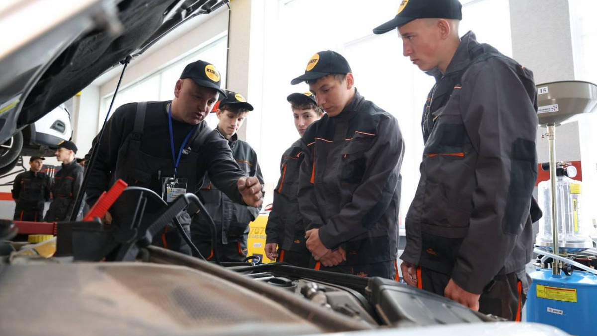 Фото до матеріалу: У Кривому Розі відкрили нову майстерню для навчання автослюсарів