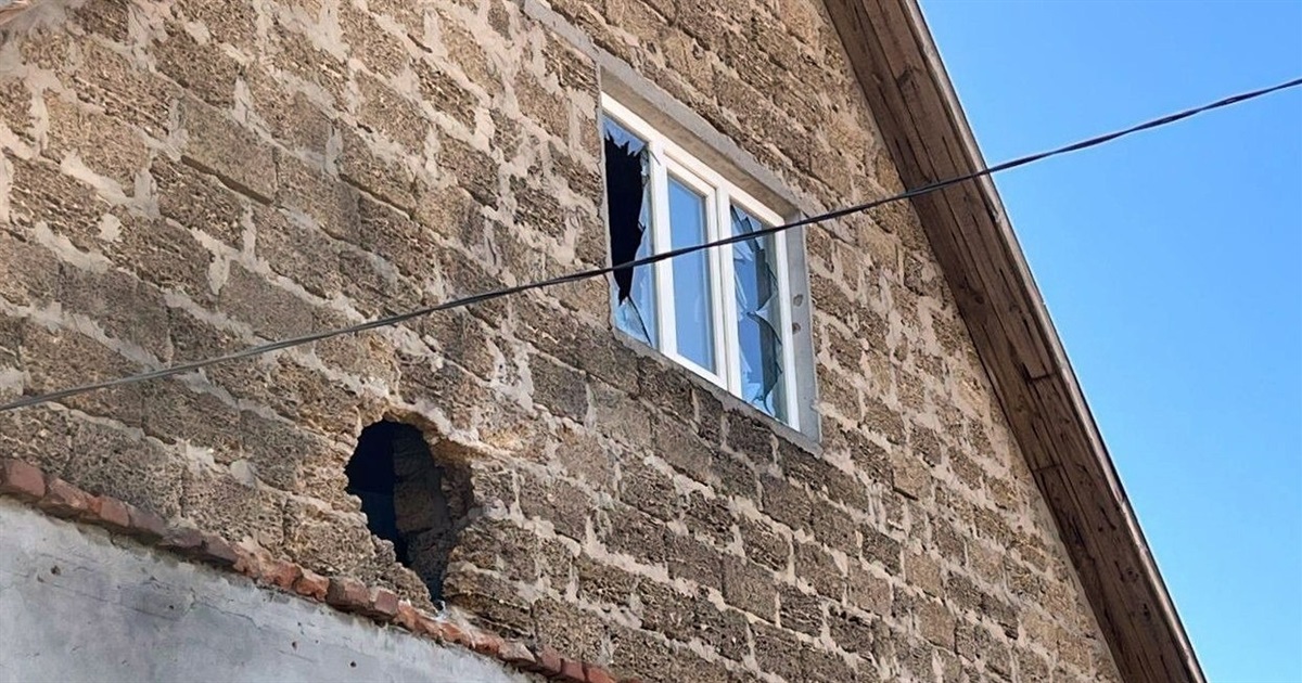 Фото до матеріалу: Два поранені через обстріли Херсонщини: пошкоджено житлові будинки та авто