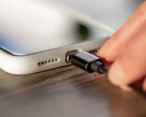 Фото до матеріалу: Де категорично не можна заряджати смартфон: експерти попереджають про смертельну небезпеку