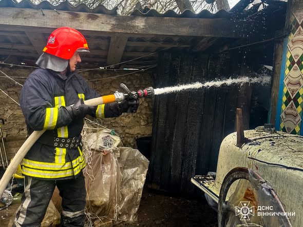 Фото до матеріалу: 12 пожеж за добу на Вінниччині: горіли будинки, шини та трава