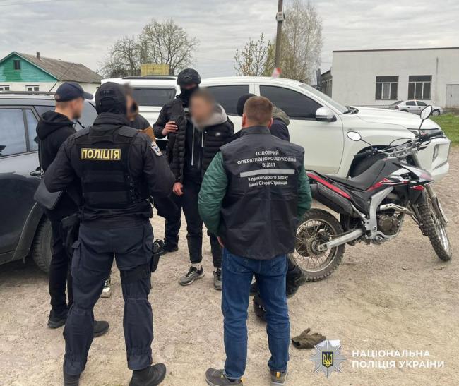 Фото до матеріалу: На Рівненщині вантажівка з деревиною без документів зафіксована патрульними